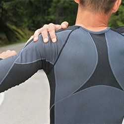 runner experiencing shoulder pain while working out