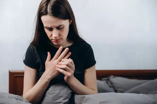 Woman suffering from Numbness and Tingling in her hands