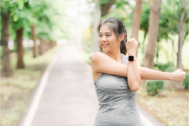 Woman doing some outdoor sports after back pain relief with a chiropractic treatment.