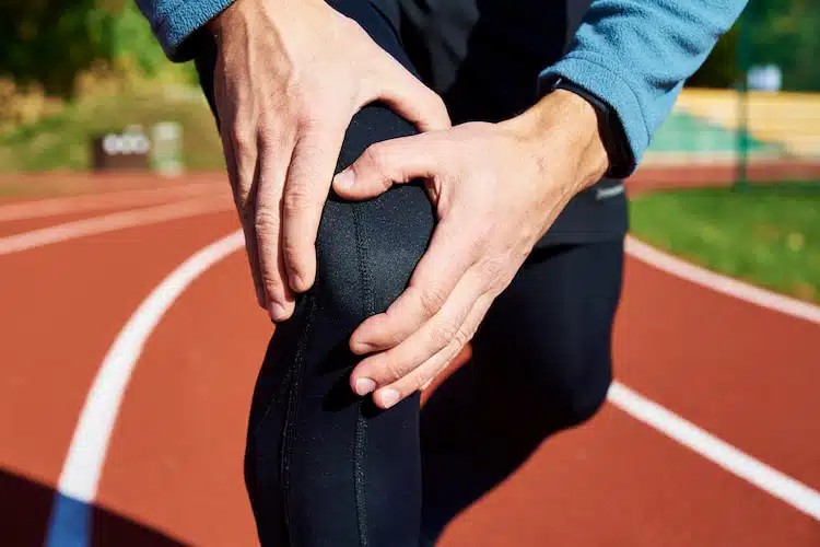 Man have a problem with knee while running which require  knee pain treatment in burbank