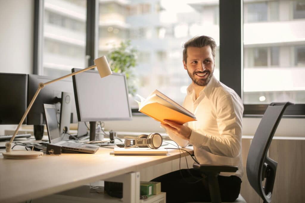 A man doing the correct desk job posture when sitting